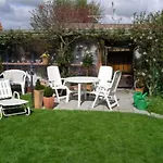 Haus Mit Lilie Und Rose Apartman