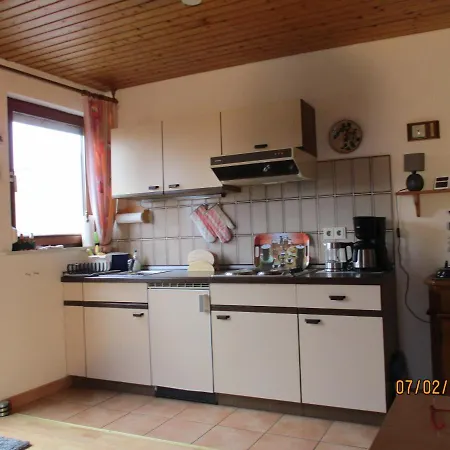 Apartment Haus Mit Lilie Und Rose
