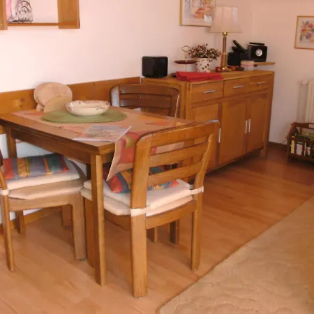 Haus Mit Lilie Und Rose Appartement Westerdeichstrich